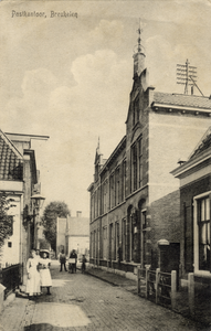 600265 Gezicht in de Heerenstraat te Breukelen, uit het noorden, met rechts het postkantoor.